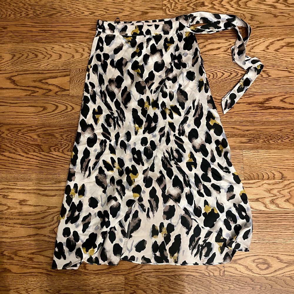 LEOPARD PRINT SATIN WRAP MIDI SKIRT